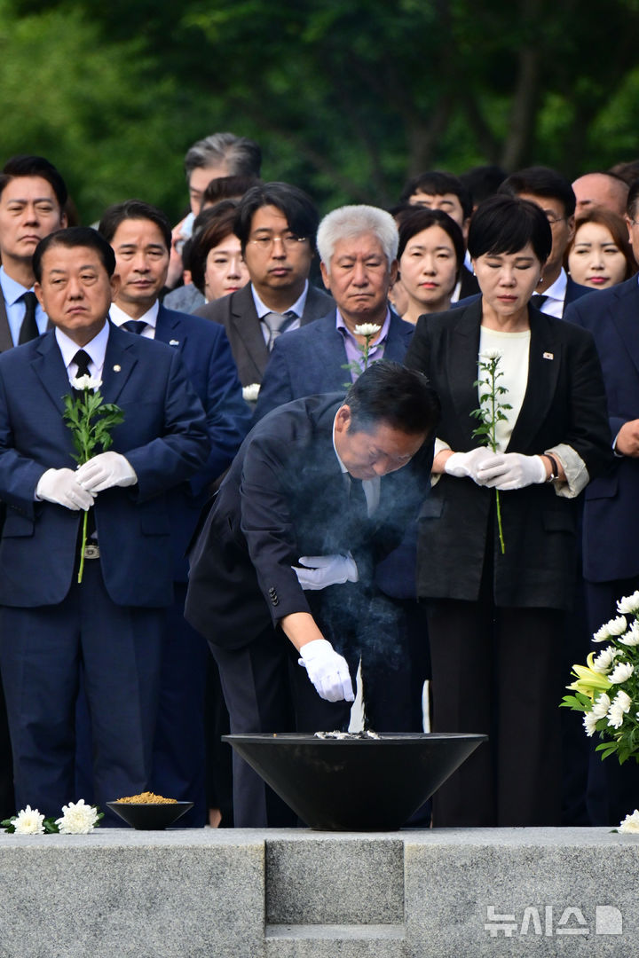 [김해=뉴시스] 차용현 기자 = 7일 오전 더불어민주당 정청래 대표가 민주당 지도부와 경남 김해시 봉하마을 고 노무현 전 대통령 묘역을 찾아 참배하고 있다. 2025.08.07.con@newsis.com