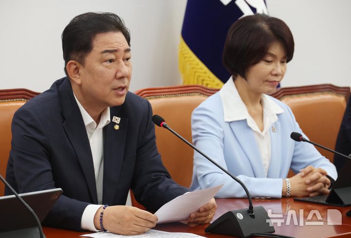 [서울=뉴시스] 조성봉 기자 = 김병기 더불어민주당 원내대표가 7일 오전 서울 여의도 국회에서 열린 정책조정회의에서 발언을 하고 있다. 2025.08.07. suncho21@newsis.com