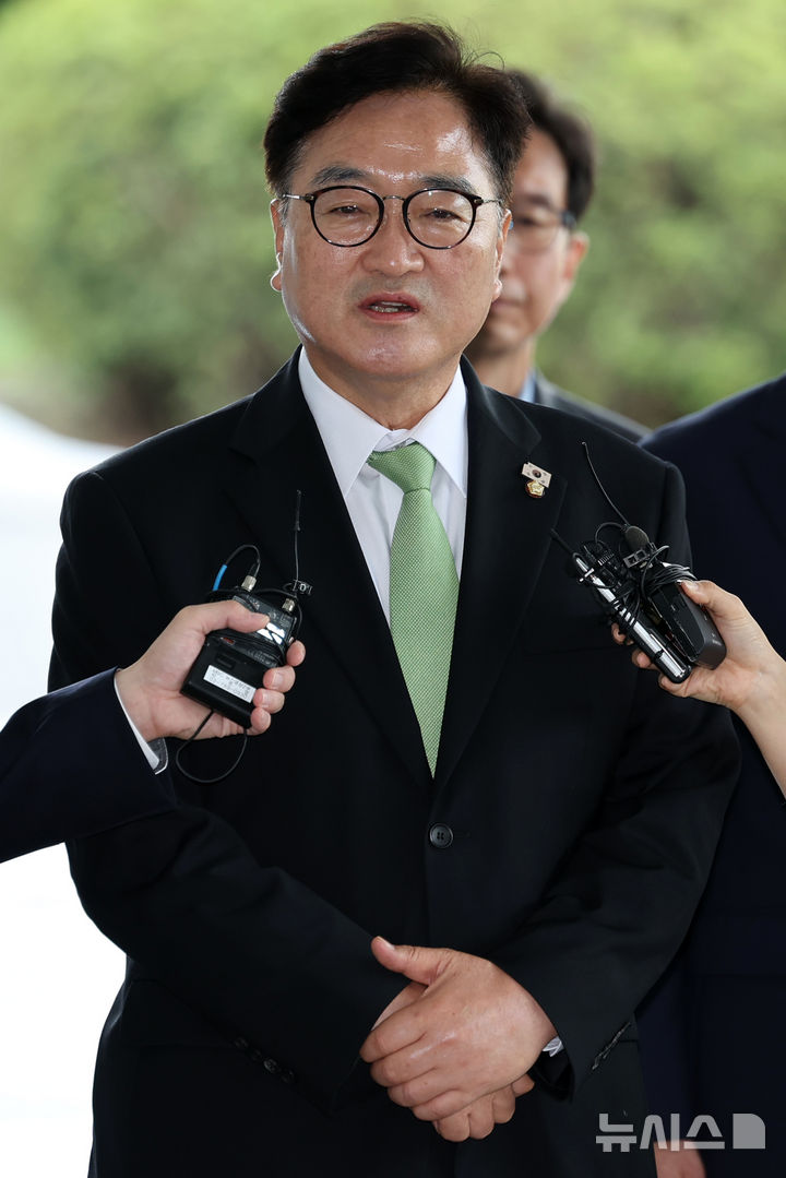 [서울=뉴시스] 조성우 기자 = 우원식 국회의장이 7일 오전 서울 서초구 서울고검에 마련된 내란특검 사무실에 참고인 조사를 받기 위해 출석하며 발언하고 있다. 2025.08.07. xconfind@newsis.com