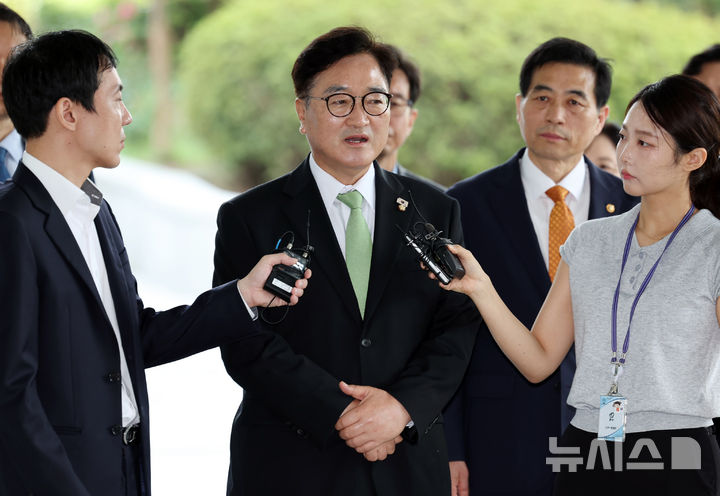 [서울=뉴시스] 조성우 기자 = 우원식 국회의장이 7일 오전 서울 서초구 서울고검에 마련된 내란특검 사무실에 참고인 조사를 받기 위해 출석하며 발언하고 있다. 2025.08.07. xconfind@newsis.com