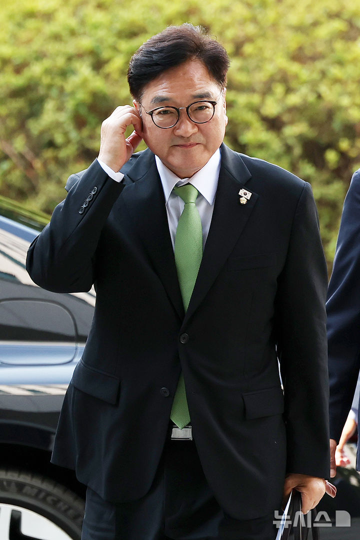 [서울=뉴시스] 조성우 기자 = 우원식 국회의장이 7일 오전 서울 서초구 서울고검에 마련된 내란특검 사무실에 참고인 조사를 받기 위해 출석하고 있다. 2025.08.07. xconfind@newsis.com