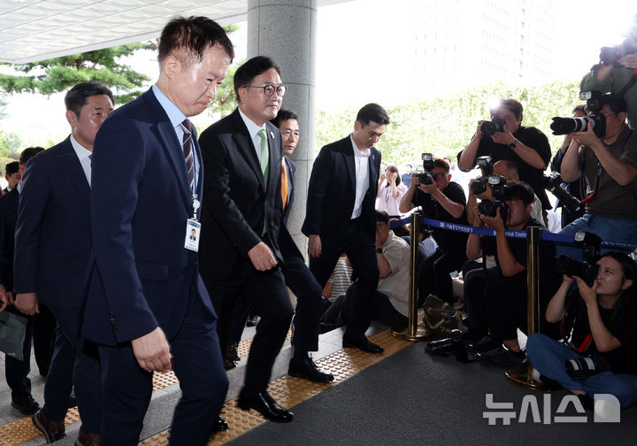 [서울=뉴시스] 조성우 기자 = 우원식 국회의장이 7일 오전 서울 서초구 서울고검에 마련된 내란특검 사무실에 참고인 조사를 받기 위해 출석하고 있다. 2025.08.07. xconfind@newsis.com