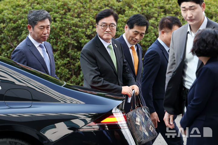 [서울=뉴시스] 조성우 기자 = 우원식 국회의장이 7일 오전 서울 서초구 서울고검에 마련된 내란특검 사무실에 참고인 조사를 받기 위해 출석하고 있다. 2025.08.07. xconfind@newsis.com