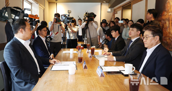 [서울=뉴시스] 추상철 기자 = 김국일 보건복지부 보건의료정책관과 한성존 대한전공의협의회 비대위원장이 지난 7일 오전 서울 종로구 달개비에서 열린 전공의 수련협의체 3차 회의 시작에 앞서 대화하고 있다. 2025.08.07. scchoo@newsis.com