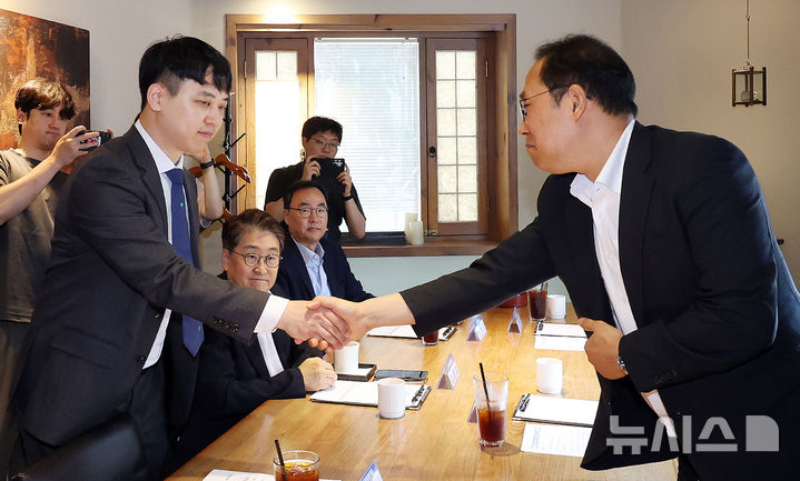 [서울=뉴시스] 추상철 기자 = 김국일 보건복지부 보건의료정책관이 7일 오전 서울 종로구 달개비에서 열린 전공의 수련협의체 3차 회의에서 한성존 대한전공의협의회 비대위원장과 인사를 하고 있다. 2025.08.07. scchoo@newsis.com