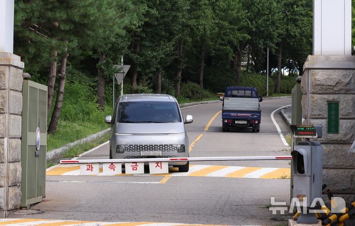 [의왕=뉴시스] 김진아 기자 = 김건희 여사 의혹을 수사하는 민중기 특별검사팀이 7일 오전 윤석열 전 대통령에 대한 체포영장 집행에 실패한 뒤 경기 의왕 서울구치소를 나서고 있다. 2025.08.07. bluesoda@newsis.com