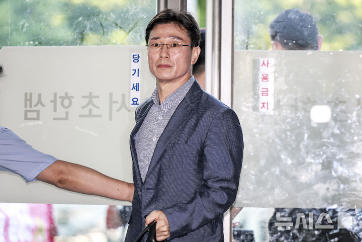 [서울=뉴시스] 정병혁 기자 = 임성근 전 해병 1사단장이 7일 서울 서초구 이명현 순직해병 특별검사 사무실로 조사를 받기 위해 줄석하고 있다. 2025.08.07. jhope@newsis.com