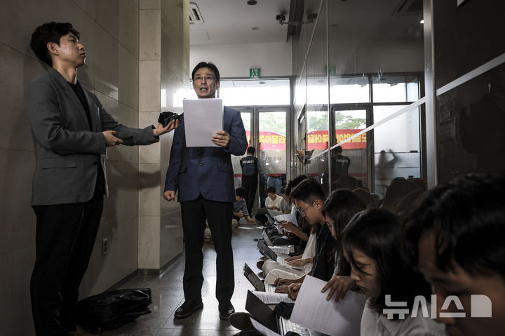 [서울=뉴시스] 정병혁 기자 = 임성근 전 해병 1사단장이 7일 서울 서초구 이명현 순직해병 특별검사 사무실로 조사를 받기 위해 줄석하며 입장을 밝히고 있다. 2025.08.07. jhope@newsis.com