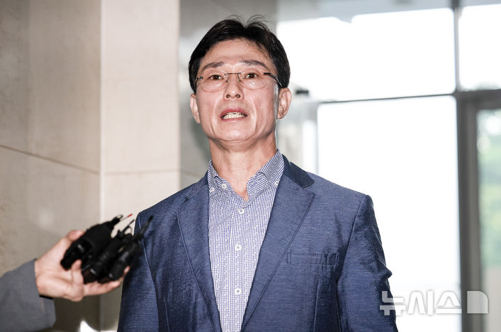 [서울=뉴시스] 정병혁 기자 = 임성근 전 해병 1사단장이 7일 서울 서초구 이명현 순직해병 특별검사 사무실로 조사를 받기 위해 줄석하며 취재진의 질문에 답하고 있다. 2025.08.07. jhope@newsis.com