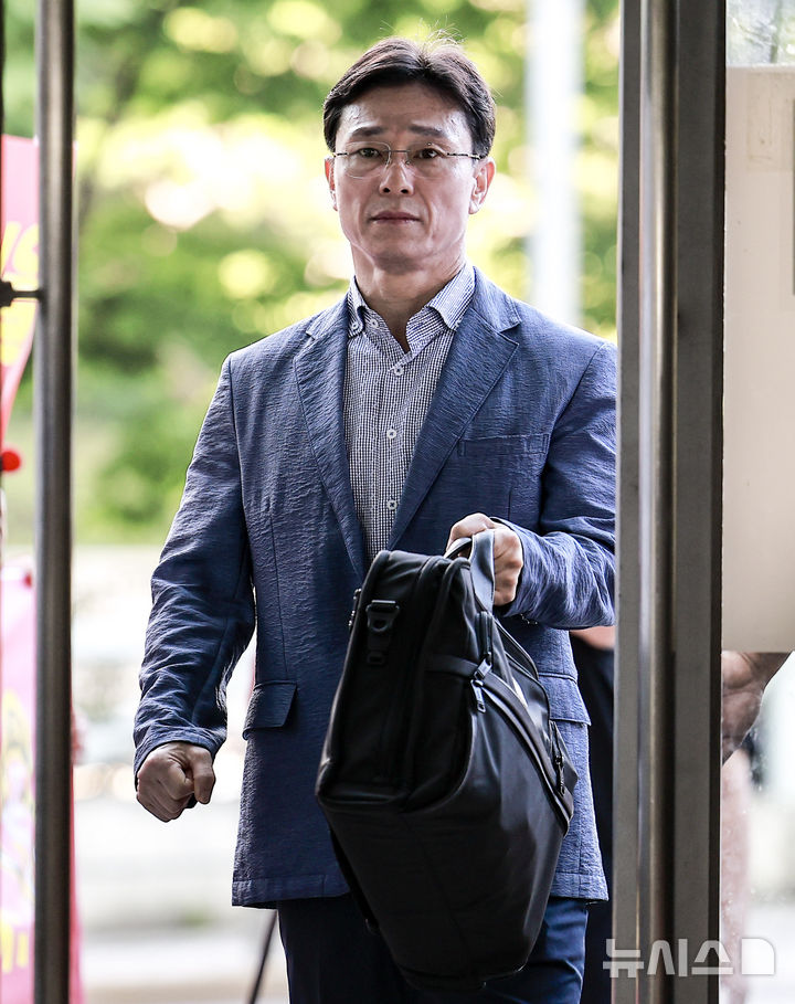 [서울=뉴시스] 정병혁 기자 = 임성근 전 해병 1사단장이 7일 서울 서초구 이명현 순직해병 특별검사 사무실로 조사를 받기 위해 줄석하고 있다. 2025.08.07. jhope@newsis.com