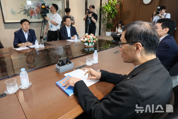 [서울=뉴시스] 권창회 기자 = 이창용 한국은행 총재가 7일 오전 서울 중구 한국은행에서 구윤철 경제 부총리 겸 기획재정부 장관과의 간담회에서 구 부총리가 선물한 책에 대해 발언하고 있다. 2025.08.07. kch0523@newsis.com