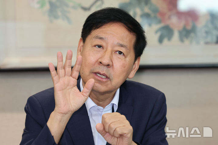 [서울=뉴시스] 권창회 기자 = 구윤철 경제 부총리 겸 기획재정부 장관이 7일 오전 서울 중구 한국은행을 방문해 발언하고 있다. 2025.08.07. kch0523@newsis.com