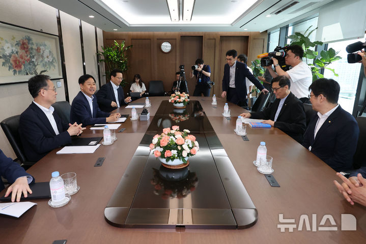 [서울=뉴시스] 권창회 기자 = 구윤철 경제 부총리 겸 기획재정부 장관이 7일 오전 서울 중구 한국은행을 방문해 발언하고 있다. 2025.08.07. kch0523@newsis.com