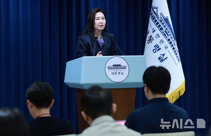 [서울=뉴시스] 고범준 기자 = 강유정 대변인이 7일 서울 용산 대통령실 청사에서 또럼 베트남 당 서기장 방한 관련 브리핑을 하며 출입기자 질문에 답하고 있다. 2025.08.07. bjko@newsis.com