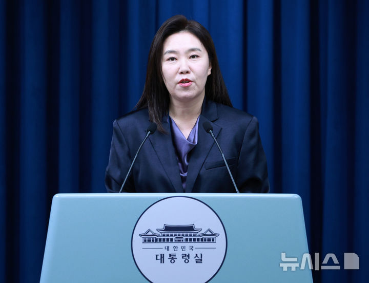 [서울=뉴시스] 고범준 기자 = 강유정 대변인이 7일 서울 용산 대통령실 청사에서 또럼 베트남 당 서기장 방한 관련 브리핑을 하고 있다. 2025.08.07. bjko@newsis.com