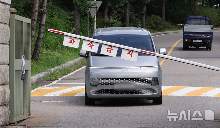 [의왕=뉴시스] 김진아 기자 = 김건희 여사 의혹을 수사하는 민중기 특별검사팀이 7일 오전 윤석열 전 대통령에 대한 체포영장 집행에 실패한 뒤 경기 의왕 서울구치소를 나서고 있다. 2025.08.07. bluesoda@newsis.com