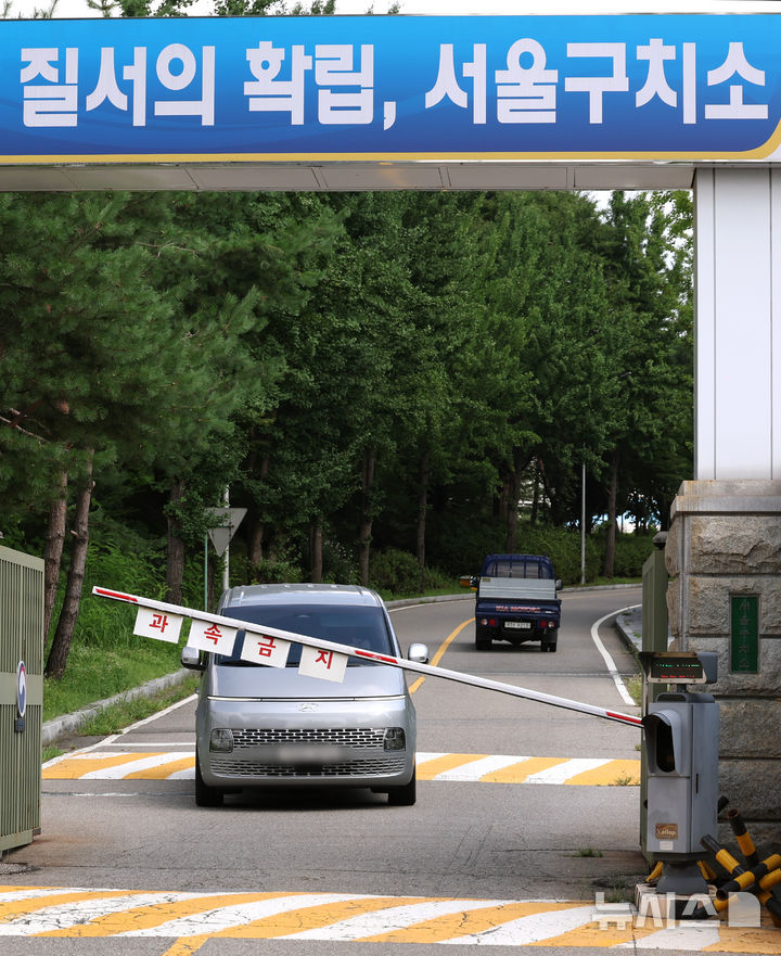 [의왕=뉴시스] 김진아 기자 = 김건희 여사 의혹을 수사하는 민중기 특별검사팀이 7일 오전 윤석열 전 대통령에 대한 체포영장 집행에 실패한 뒤 경기 의왕 서울구치소를 나서고 있다. 2025.08.07. bluesoda@newsis.com