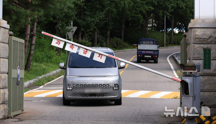 [의왕=뉴시스] 김진아 기자 = 김건희 여사 의혹을 수사하는 민중기 특별검사팀이 7일 오전 윤석열 전 대통령에 대한 체포영장 집행에 실패한 뒤 경기 의왕 서울구치소를 나서고 있다. 2025.08.07. bluesoda@newsis.com