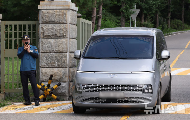 [의왕=뉴시스] 김진아 기자 = 김건희 여사 의혹을 수사하는 민중기 특별검사팀이 7일 오전 윤석열 전 대통령에 대한 체포영장 집행에 실패한 뒤 경기 의왕 서울구치소를 나서고 있다. 2025.08.07. bluesoda@newsis.com