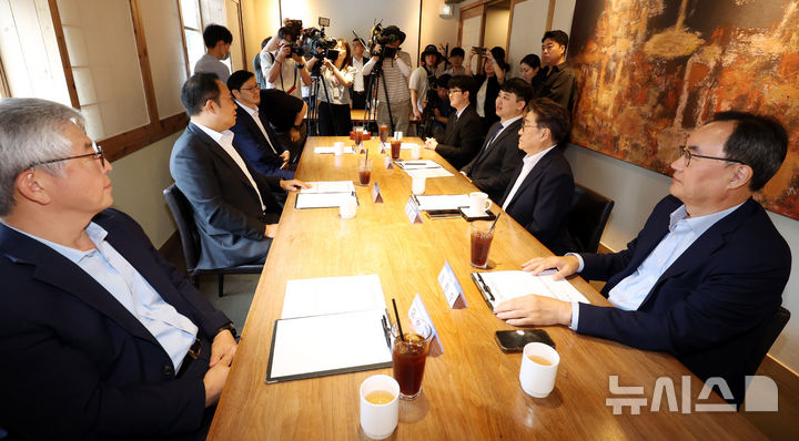 [서울=뉴시스] 추상철 기자 = 김국일(왼쪽 두번째) 보건복지부 보건의료정책관과 한성존(오른쪽 세번째) 대한전공의협의회 비대위원장 등 참석자가 7일 오전 서울 종로구 달개비에서 열린 전공의 수련협의체 3차 회의 시작에 앞서 대화하고 있다. 2025.08.07. scchoo@newsis.com