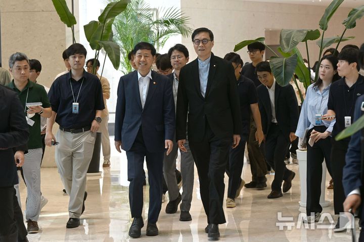 [서울=뉴시스] 권창회 기자 = 구윤철 경제 부총리 겸 기획재정부 장관이 7일 오전 서울 중구 한국은행을 방문해 이창용 한국은행 총재와 면담을 위해 이동하고 있다. (공동취재) 2025.08.07. photo@newsis.com