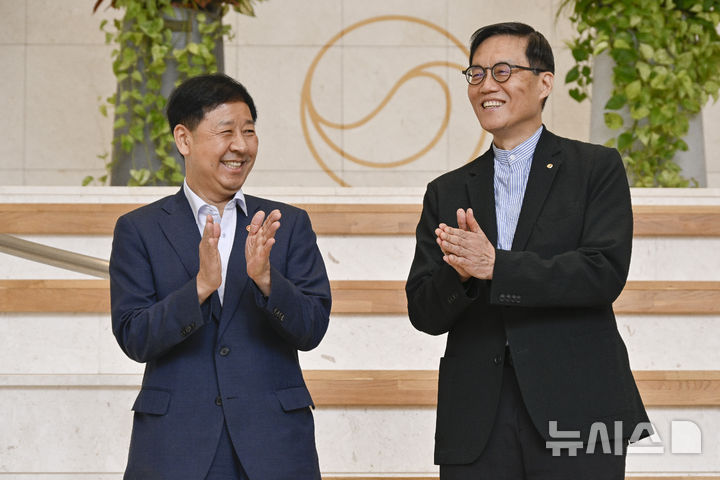 [서울=뉴시스] 권창회 기자 = 구윤철 경제 부총리 겸 기획재정부 장관이 7일 오전 서울 중구 한국은행을 방문해 이창용 한국은행 총재와 기념촬영을 하고 있다. (공동취재) 2025.08.07. photo@newsis.com