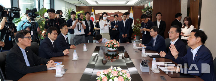 [서울=뉴시스] 권창회 기자 = 구윤철 경제 부총리 겸 기획재정부 장관이 7일 오전 서울 중구 한국은행을 방문해 이창용 한국은행 총재와 면담에서 발언하고 있다. (공동취재) 2025.08.07. photo@newsis.com