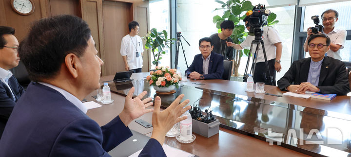 [서울=뉴시스] 권창회 기자 = 구윤철 경제 부총리 겸 기획재정부 장관이 7일 오전 서울 중구 한국은행을 방문해 이창용 한국은행 총재와 면담에서 발언하고 있다. (공동취재) 2025.08.07. photo@newsis.com