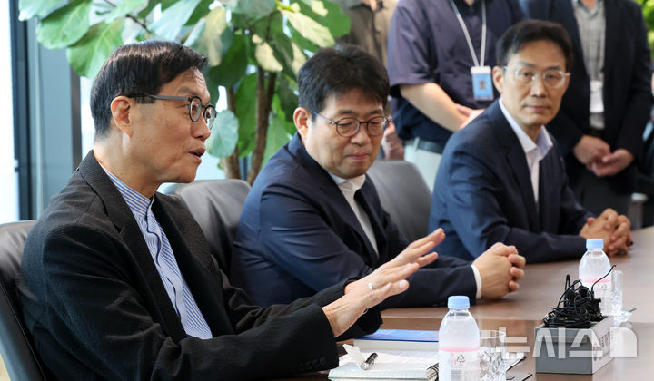 [서울=뉴시스] 권창회 기자 = 이창용 한국은행 총재가 7일 오전 서울 중구 한국은행에서 구윤철 경제 부총리 겸 기획재정부 장관과의 면담에서 발언하고 있다. (공동취재) 2025.08.07. photo@newsis.com