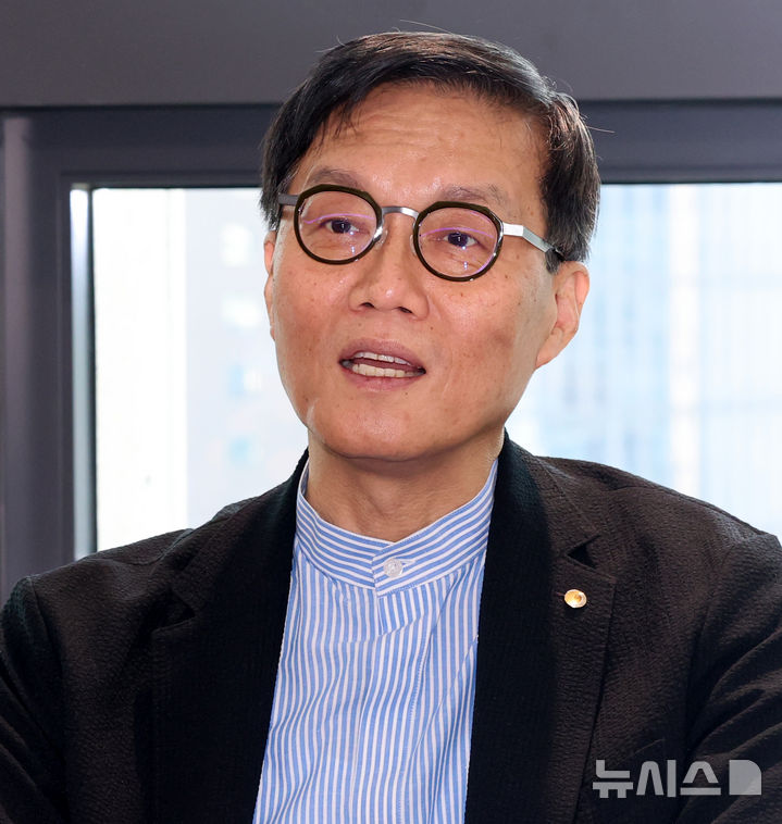 [서울=뉴시스] 권창회 기자 = 이창용 한국은행 총재가 7일 오전 서울 중구 한국은행에서 구윤철 경제 부총리 겸 기획재정부 장관과의 면담에서 발언하고 있다. (공동취재) 2025.08.07. photo@newsis.com