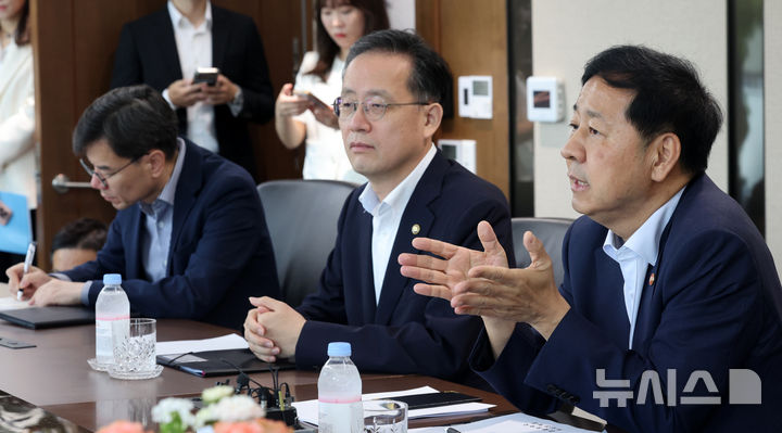 [서울=뉴시스] 권창회 기자 = 구윤철 경제 부총리 겸 기획재정부 장관이 7일 오전 서울 중구 한국은행을 방문해 이창용 한국은행 총재와 면담에서 발언하고 있다. (공동취재) 2025.08.07. photo@newsis.com