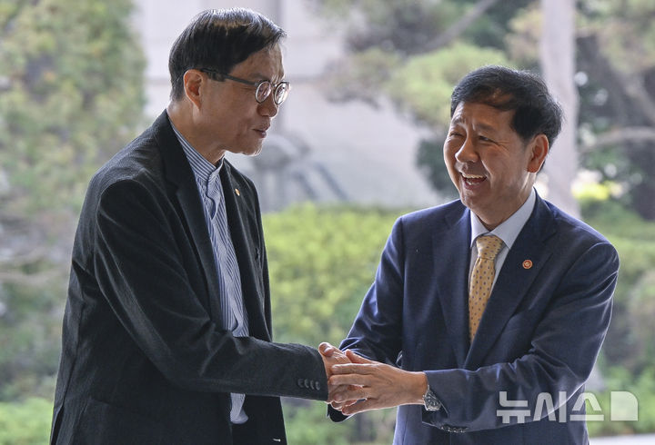 [서울=뉴시스] 권창회 기자 = 구윤철 경제 부총리 겸 기획재정부 장관이 7일 오전 서울 중구 한국은행을 방문해 이창용 한국은행 총재와 인사하고 있다. (공동취재) 2025.08.07. photo@newsis.com