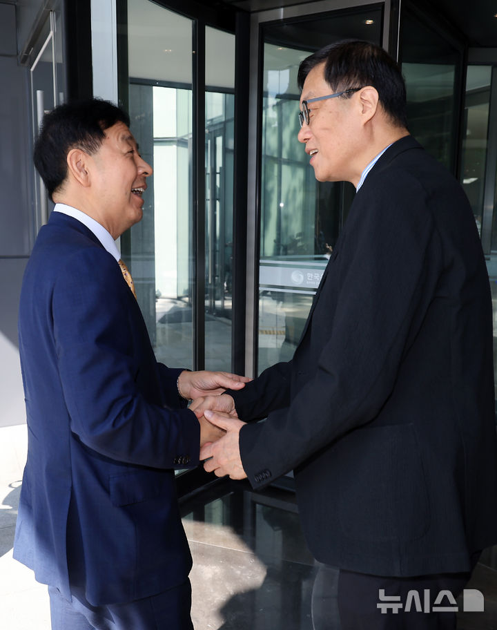 [서울=뉴시스] 권창회 기자 = 구윤철 경제 부총리 겸 기획재정부 장관이 7일 오전 서울 중구 한국은행을 방문해 이창용 한국은행 총재와 인사하고 있다. (공동취재) 2025.08.07. photo@newsis.com