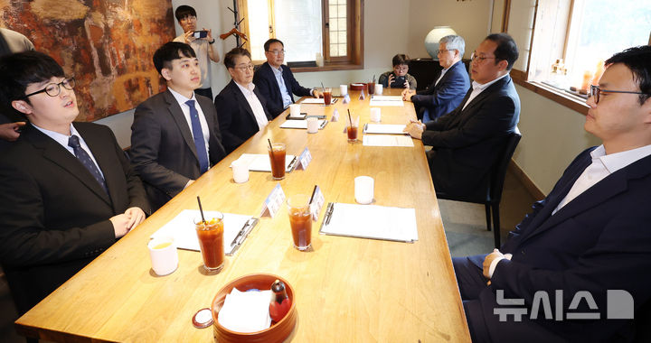 [서울=뉴시스] 추상철 기자 = 김국일(오른쪽 두번째) 보건복지부 보건의료정책관과 한성존(왼쪽 두번째) 대한전공의협의회 비대위원장 등 참석자가 7일 오전 서울 종로구 달개비에서 열린 전공의 수련협의체 3차 회의 시작에 앞서 대화하고 있다. 2025.08.07. scchoo@newsis.com