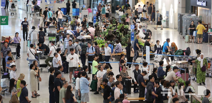 [인천공항=뉴시스] 김선웅 기자 = 다음 달부터 중국인 단체 관광객에 대한 한시적 무비자 입국이 허용된다. 정부는 6일 관광 활성화 미니정책 TF를 열고 오는 9월 29일부터 내년 6월 30일까지 중국 단체관광객 대상 무비자 입국 허용을 결정했다고 밝혔다.&nbsp; 중국도 지난해 11월부터 우리 국민의 무비자 입국을 허용한 바 있으며 우리나라도 중국 국경절 전에 한시적 무비자 정책을 시행하기로 확정했다. 7일 인천국제공항 입국장에서 여행객들이 오가고 있다. 2025.08.07. mangusta@newsis.com