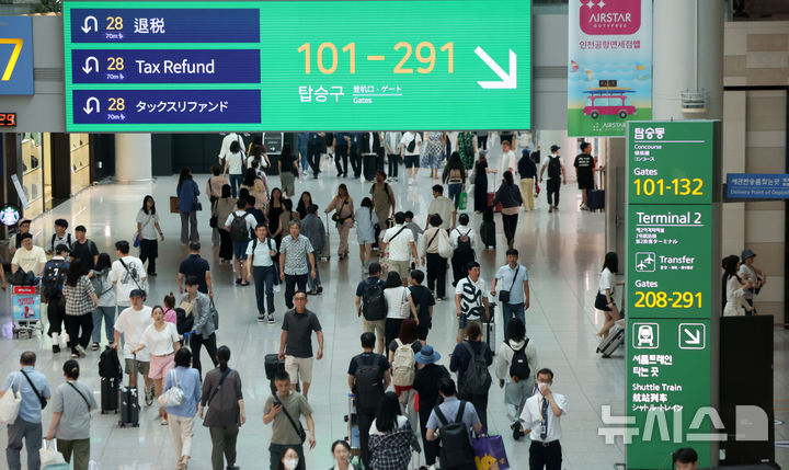 [인천공항=뉴시스] 김선웅 기자 = 여름 휴가철인 7일 인천국제공항 출국장 내 면세구역에서 출국을 앞둔 여행객들이 오가고 있다. 2025.08.07. mangusta@newsis.com