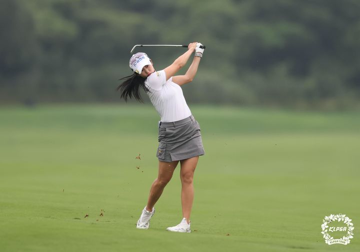 [서울=뉴시스] 7일 제주 서귀포 사이프러스 골프앤리조트에서 열린 제주삼다수 마스터스 1라운드 8번홀에서 이세희가 아이언샷을 하고 있다. (사진=KLPGA 제공) 2025.08.07. photo@newsis.com *재판매 및 DB 금지