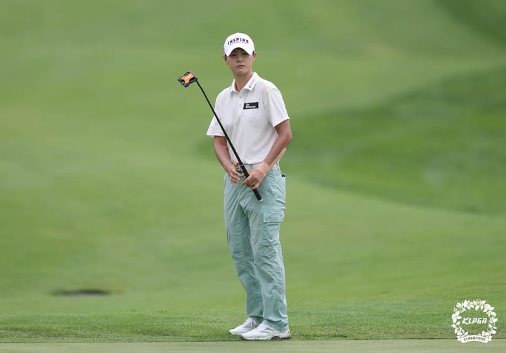 [서울=뉴시스] 7일 제주 서귀포 사이프러스 골프앤리조트에서 열린 제주삼다수 마스터스 1라운드 15번홀에서 박성현이 퍼팅라인을 보고 있다. (사진=KLPGA 제공) 2025.08.07. photo@newsis.com *재판매 및 DB 금지