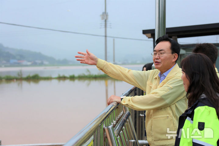 [나주=뉴시스] 윤병태 전남 나주시장이 호우 피해 현장을 살펴보고 있다. (사진=나주시 제공) 2025.08.07. photo@newsis.com 