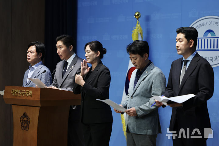 [서울=뉴시스] 김명년 기자 = 김용만 더불어민주당 의원이 7일 오전 서울 여의도 국회 소통관에서 열린 디올백 무혐의 처리에 대한 권익위원회 특검 수사 촉구 기자회견에서 발언하고 있다. 2025.08.07. kmn@newsis.com