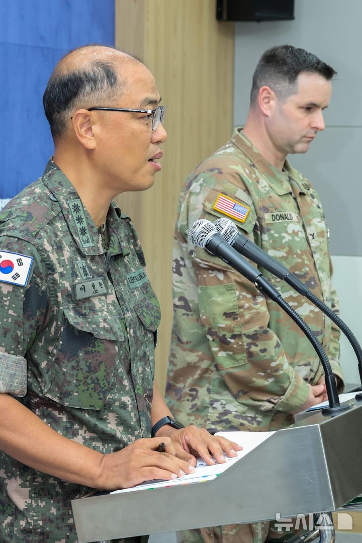 [서울=뉴시스] 사진공동취재단 = 이성준(왼쪽) 합동참모본부 공보실장과 라이언 도널드 유엔사·연합사·주한미군사 공보실장이 7일 서울 용산구 국방부 브리핑룸에서 2025년 을지 자유의 방패(UFS) 연습 한미 공동브리핑을 하고 있다. 2025.08.07. photo@newsis.com