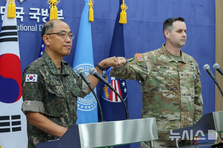 [서울=뉴시스] 사진공동취재단 = 이성준(왼쪽) 합동참모본부 공보실장과 라이언 도널드 유엔사·연합사·주한미군사 공보실장이 7일 서울 용산구 국방부 브리핑룸에서 2025년 을지 자유의 방패(UFS) 연습 한미 공동브리핑을 하며 주먹을 맞대고 있다. 2025.08.07. photo@newsis.com