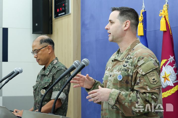 [서울=뉴시스] 사진공동취재단 = 이성준(왼쪽) 합동참모본부 공보실장과 라이언 도널드 유엔사·연합사·주한미군사 공보실장이 7일 서울 용산구 국방부 브리핑룸에서 2025년 을지 자유의 방패(UFS) 연습 한미 공동브리핑을 하고 있다. 2025.08.07. photo@newsis.com
