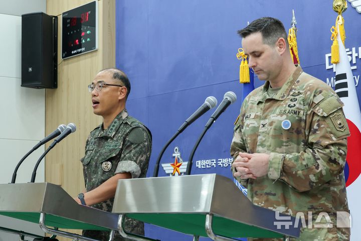 [서울=뉴시스] 사진공동취재단 = 이성준(왼쪽) 합동참모본부 공보실장과 라이언 도널드 유엔사·연합사·주한미군사 공보실장이 7일 서울 용산구 국방부 브리핑룸에서 2025년 을지 자유의 방패(UFS) 연습 한미 공동브리핑을 하고 있다. 2025.08.07. photo@newsis.com