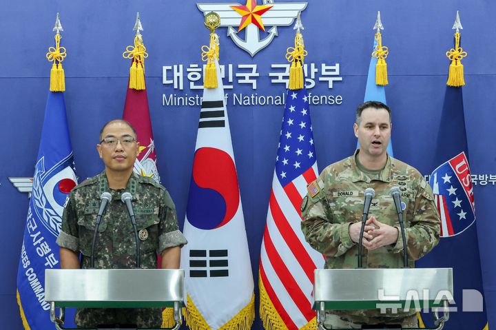 [서울=뉴시스] 사진공동취재단 = 이성준(왼쪽) 합동참모본부 공보실장과 라이언 도널드 유엔사·연합사·주한미군사 공보실장이 7일 서울 용산구 국방부 브리핑룸에서 2025년 을지 자유의 방패(UFS) 연습 한미 공동브리핑을 하고 있다. 2025.08.07. photo@newsis.com