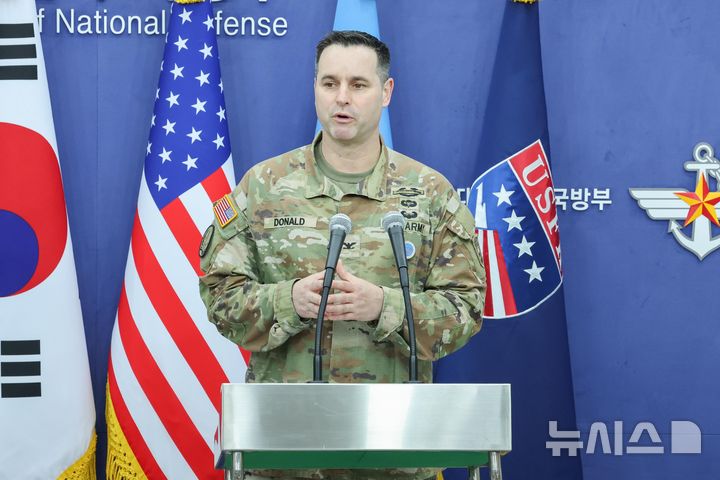 [서울=뉴시스] 사진공동취재단 = 라이언 도널드 유엔사·연합사·주한미군사 공보실장이 7일 서울 용산구 국방부 브리핑룸에서 2025년 을지 자유의 방패(UFS) 연습 한미 공동브리핑을 하고 있다. 2025.08.07. photo@newsis.com