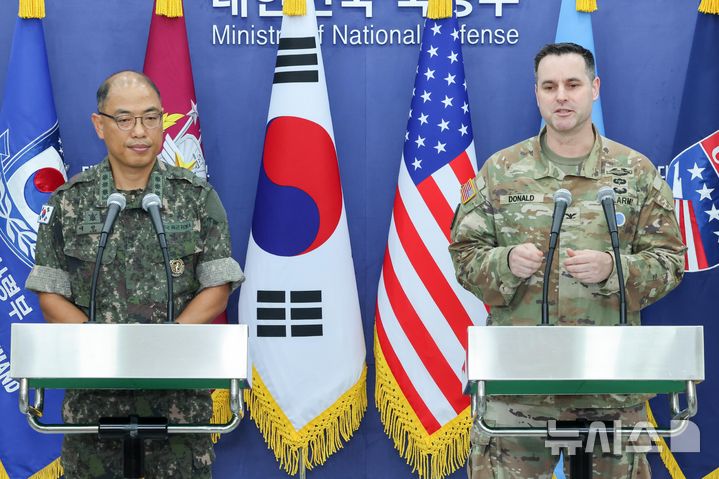 [서울=뉴시스] 사진공동취재단 = 이성준(왼쪽) 합동참모본부 공보실장과 라이언 도널드 유엔사·연합사·주한미군사 공보실장이 7일 서울 용산구 국방부 브리핑룸에서 2025년 을지 자유의 방패(UFS) 연습 한미 공동브리핑을 하고 있다. 2025.08.07. photo@newsis.com