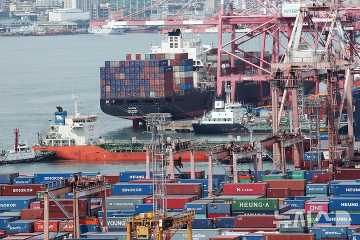 [부산=뉴시스] 하경민 기자 = 7일 한국은행이 발표한 '2025년 6월 국제수지(잠정)'에 따르면 올해 6월 우리나라 경상수지는 142억7000만 달러 흑자로, 역대 최대 흑자이자 26개월 연속 흑자를 기록했다.  이날 부산 남구 감만부두에서 수출입 컨테이너 선적 및 하역작업이 진행되고 있다. 2025.08.07. yulnetphoto@newsis.com