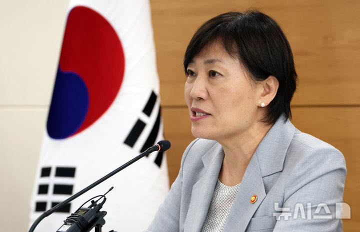 [세종=뉴시스] 강종민 기자 = 송미령 농림축산식품부 장관이 7일 세종시 정부세종청사에서 열린 출입기자 간담회에서 농식품 주요 정책과 현안을 설명하고 있다. 2025.08.07. ppkjm@newsis.com