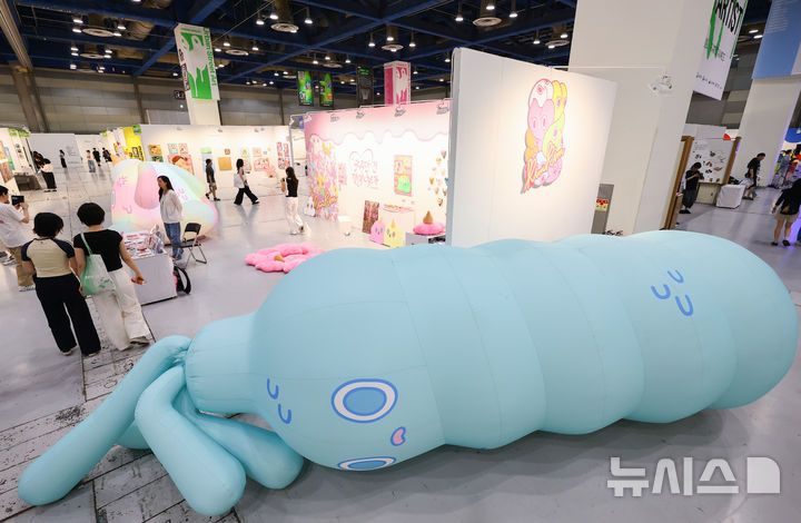 [서울=뉴시스] 황준선 기자 = 7일 서울 강남구 코엑스에서 개막한 어반브레이크 2025를 찾은 관람객이 부스를 둘러보고 있다. 2025.08.07. hwang@newsis.com